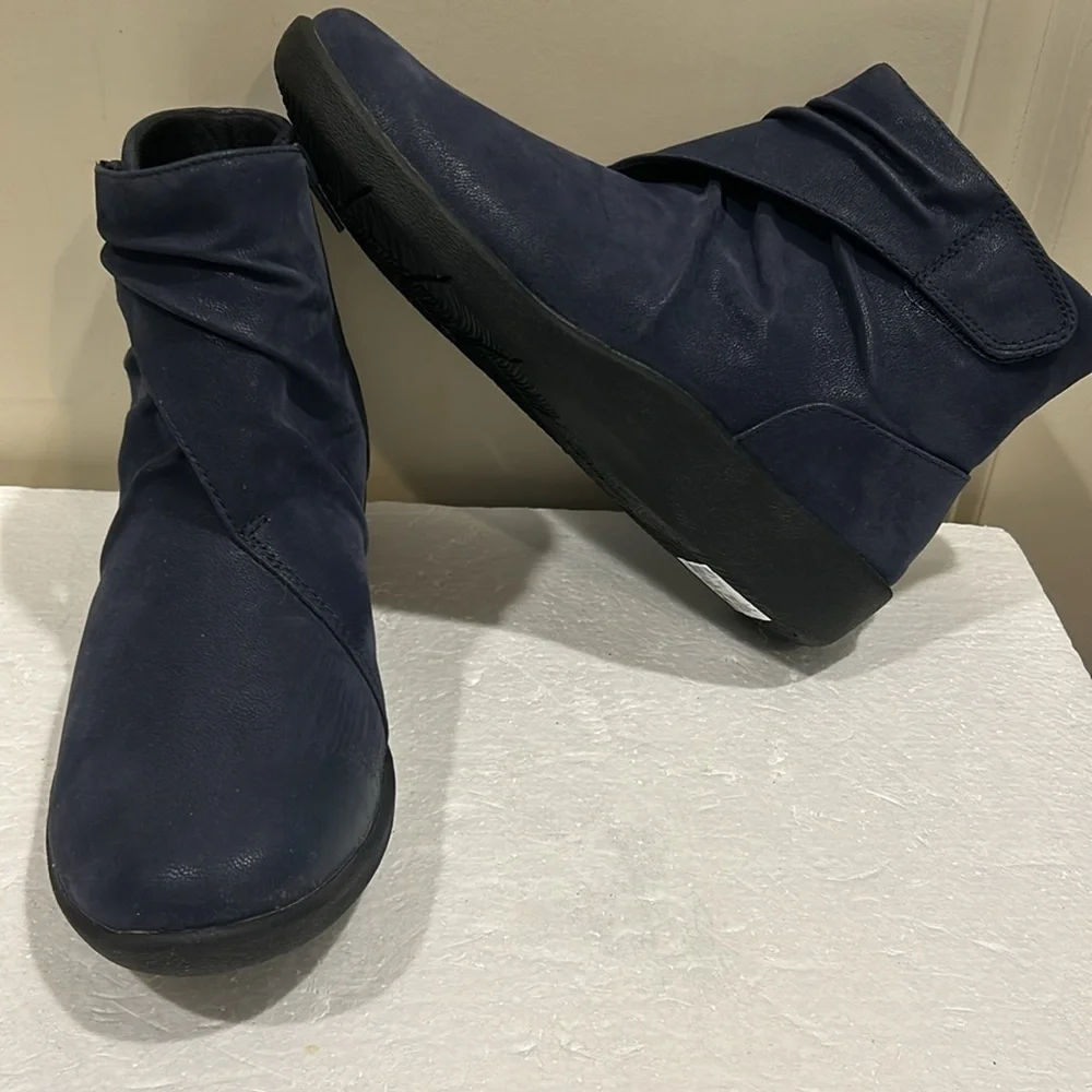 NWT Clarks Cloudsteppers cushion insoles Ankle ruched Boots zip up size 7 blue